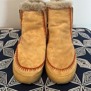 Laidback London setsu lined suede zip boots. Size 40. Tan with rust stitching.
